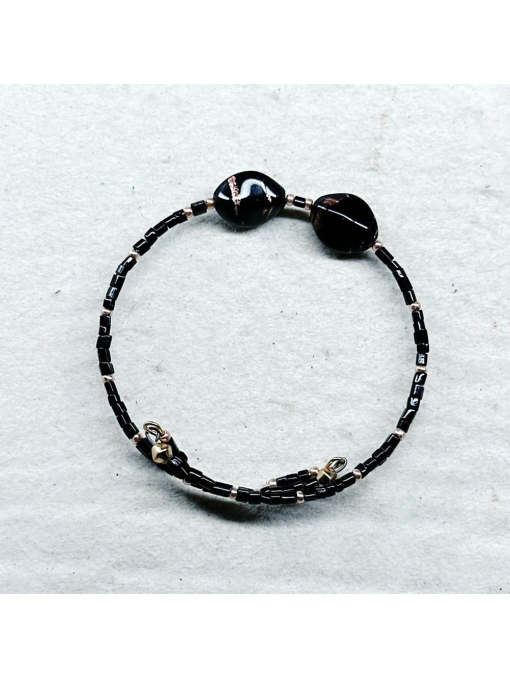 4667gc. Black Art Glass Memory Wire Bracelet